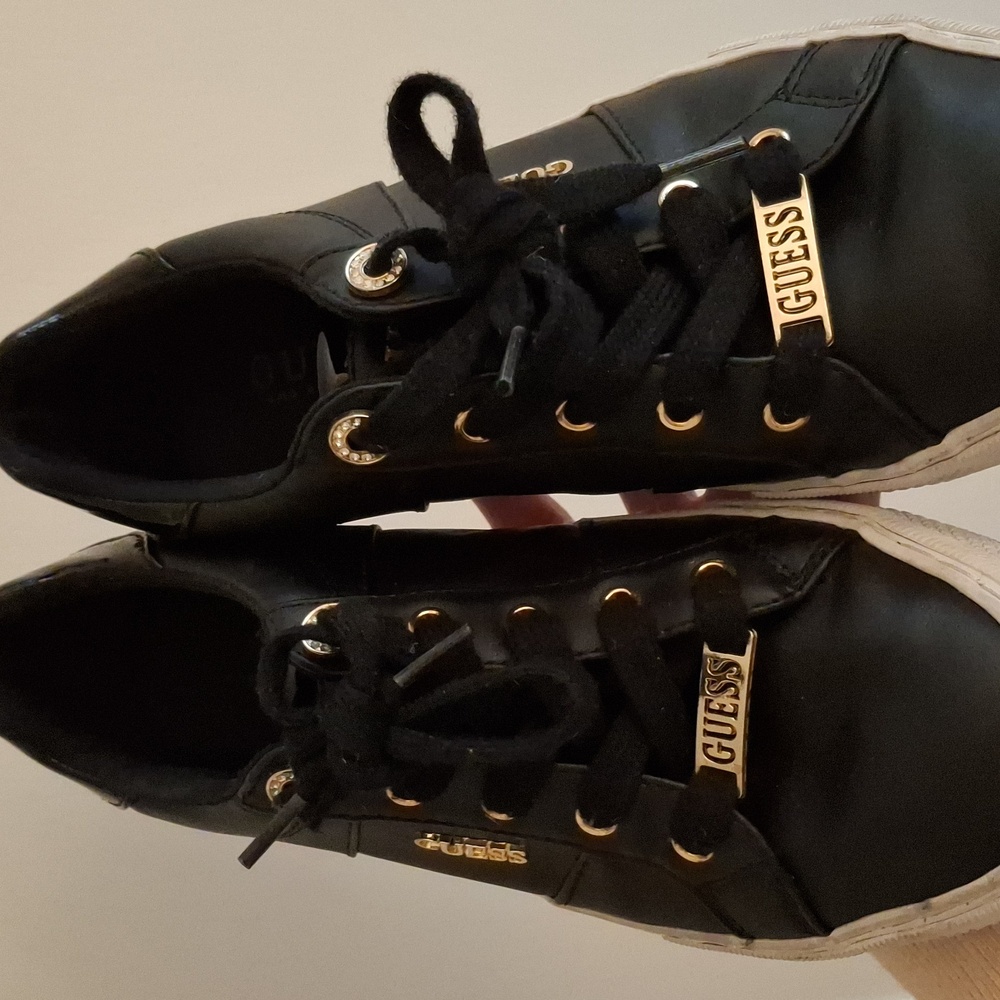 Guess black sneakers 👟